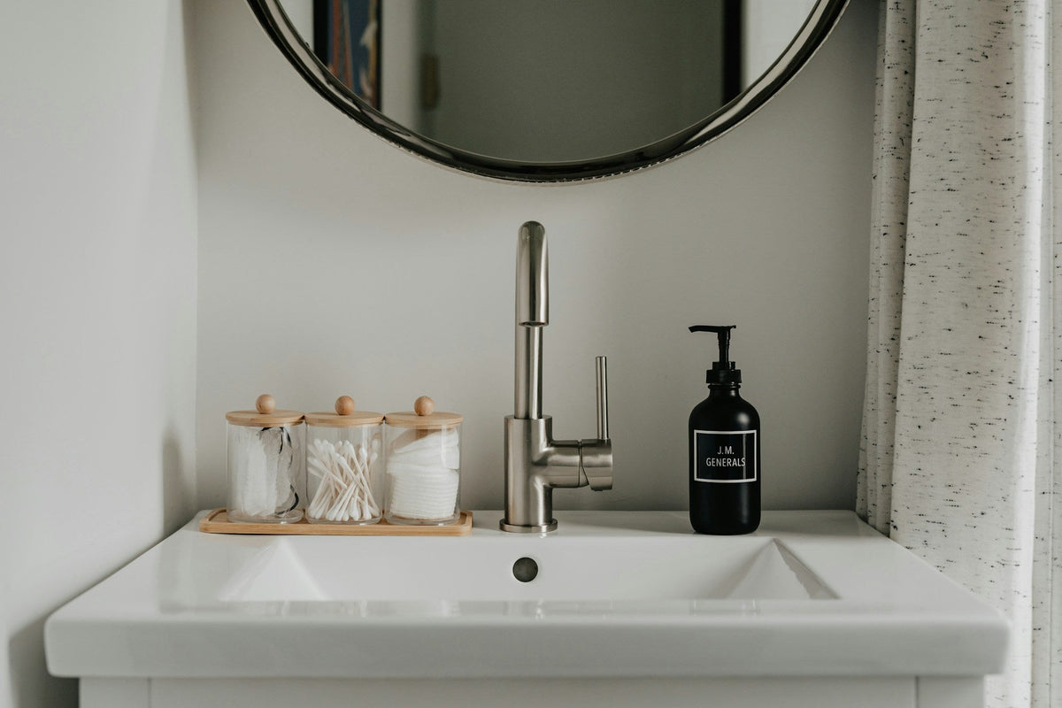 Lavabo avec flacons, lumière douce